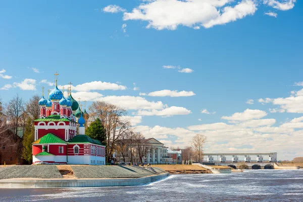 Piękny kościół prawosławny położony jest na brzegu rzeki w Rybinsk — Zdjęcie stockowe