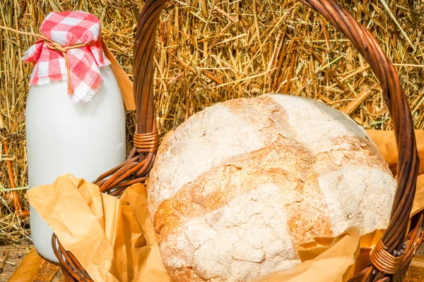 Pan en una cesta y leche fresca de vaca —  Fotos de Stock