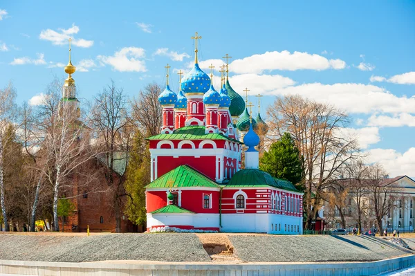 Czerwony kościół z niebieski kopuły w pobliżu rzeki w mieście Rybinsk — Zdjęcie stockowe