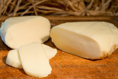 ev yapımı peynir bir ahşap pano portre dilimlenmiş