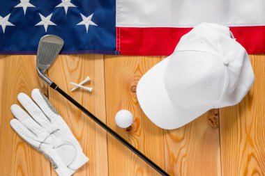 Golf için ekipman ve bir Amerikan bayrağı bir ahşap zemin üzerinde f görüntülemek