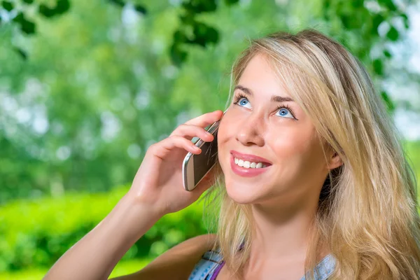 Портрет привлекательной молодой блондинки, разговаривающей по телефону — стоковое фото