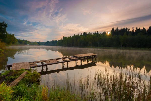 Krásná ranní krajina s mlhou nad jezerem — Stock fotografie