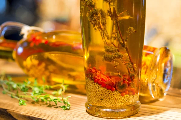 Бутылка оливкового масла крупным планом стоит на столе — стоковое фото