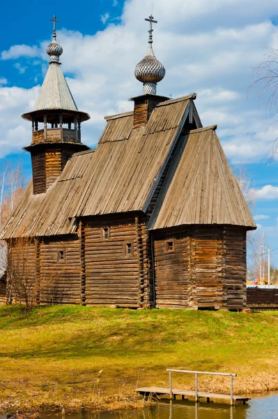 Alte orthodoxe Holzkirche im Frühling, vertikale Aufnahme — Stockfoto