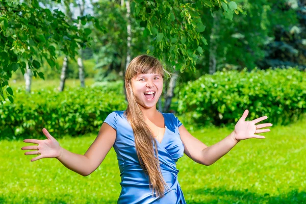 Emotional portrait of a surprised young girl outdoors — Stock Photo, Image