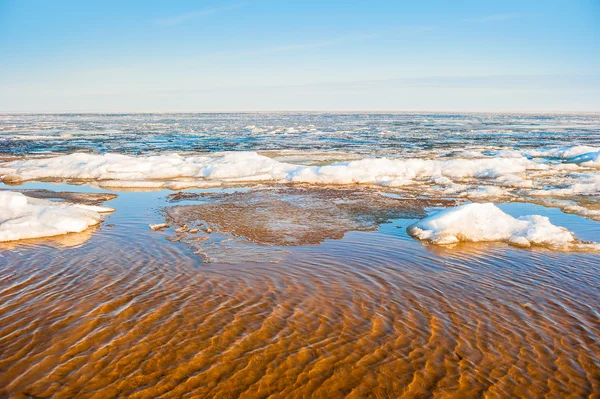 Весеннее таяние льда на большой реке — стоковое фото