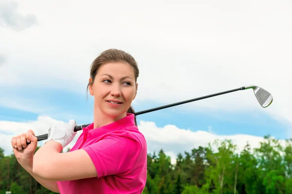 Morena com um taco de golfe e uma luva em uma mão — Fotografia de Stock