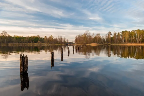 Lago tranquilo en un hermoso día de otoño — Foto de Stock