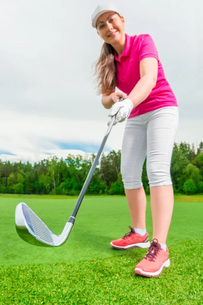 Vertical tiro menina golfista antes do impacto — Fotografia de Stock