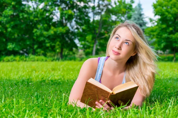 Portrait of a pensive dreamy girl with novel — Stock Photo, Image