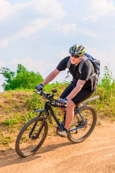 Fietser dragen van een helm op een mountainbike beweegt — Stockfoto