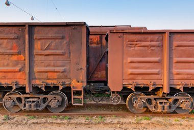 rayların üzerinde uzun bir yük treni bir parçasıdır