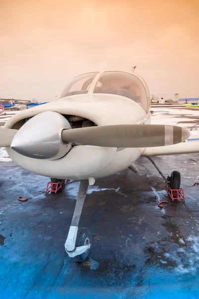 Un avión privado está en el aeropuerto en el tiempo no volando, invierno — Foto de Stock