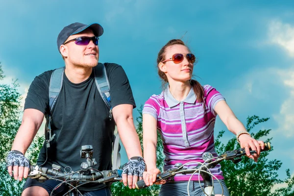 Portrait of a young cyclist in sunglasses looking to the side — Stock Photo, Image