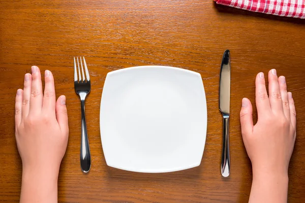 Głodny kobieta czeka na obiad — Zdjęcie stockowe
