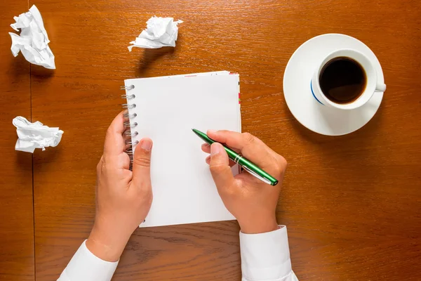 A szerző írja a notebook a gondolatait a keret kezében — Stock Fotó