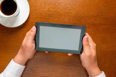 eller tablet bilgisayarında tutan adam