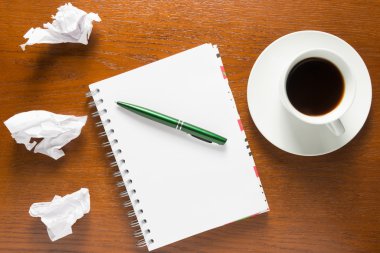 defter ve buruşuk yaprak kağıt üstünde tepe-in görünüm