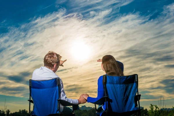 Man showing finger girl something in the sky — Stock Photo, Image