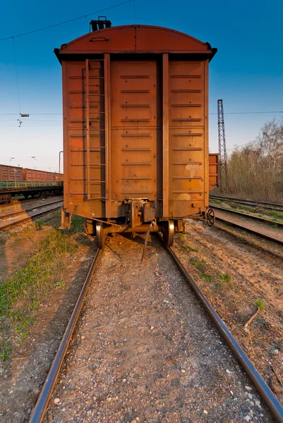 Vagón de un tren de mercancías en el ferrocarril — Foto de Stock