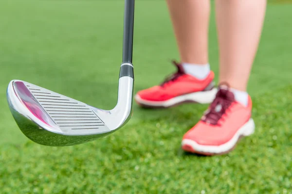 Foco em clubes de golfe que mantém um atleta — Fotografia de Stock