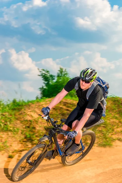 Dynamisch beeld van een fietser in beweging op een bergweg — Stockfoto