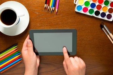 Tablo ve elleri üzerinde Tablet ve çizim araçları