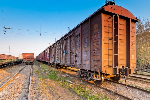 Un tren de mercancías en el estacionamiento obsoleto — Foto de Stock