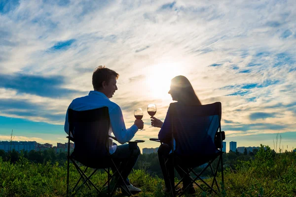 日没でワインのグラスと夫婦の若い — ストック写真