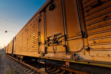 Vagon yük treni kalkış closeup için bekliyor