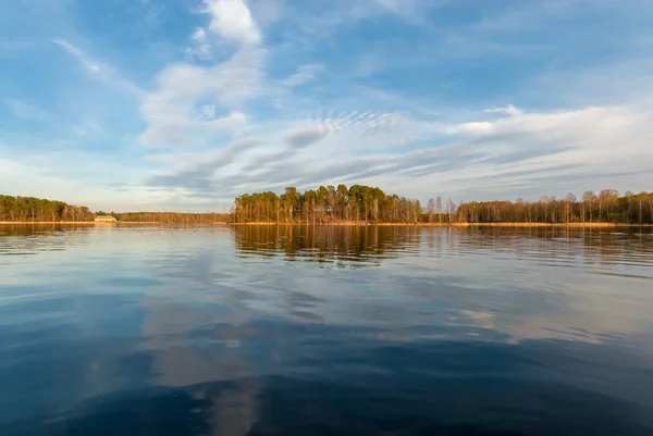 Hermoso paisaje otoñal en un día soleado en el lago — Foto de Stock