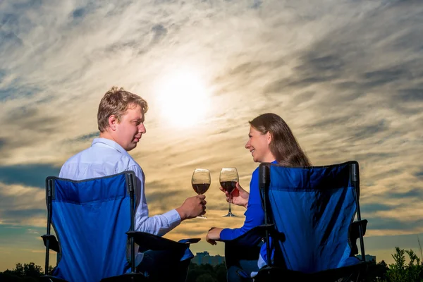 日没でワインのグラスと夫婦の幸せカップル — ストック写真