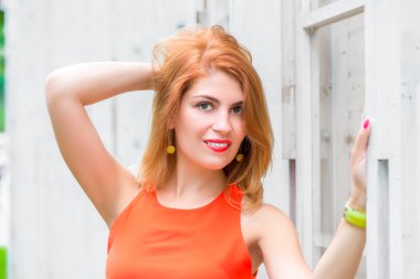 güzel genç kız parkta binalarda yakınındaki poz