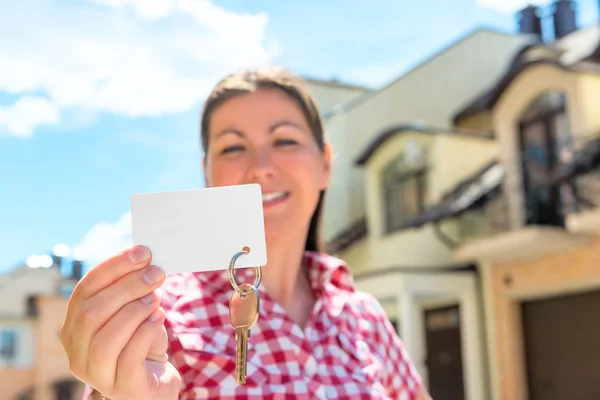 Konzentration auf die Karte für eine Inschrift und Hausschlüssel — Stockfoto