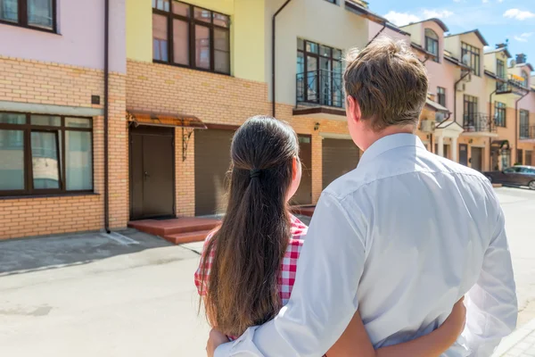 Married couple looking at their new home — Stock Photo, Image
