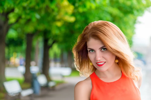 Visage de fille glamour avec lèvres rouges dans le parc — Photo