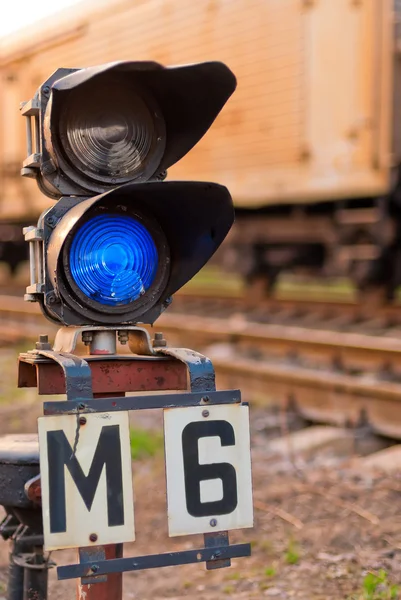 Σηματοφόρος μπλε φως για συρμών στο σιδηροδρομικό — Φωτογραφία Αρχείου