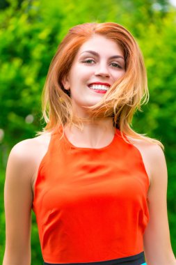 Sevimli neşeli kız yakın çekim portresi