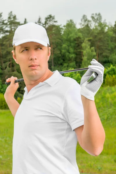 Παίχτης του γκολφ σε ένα άσπρο T-shirt και ένα καπέλο του μπέιζμπολ με γκολφ κλαμπ — Φωτογραφία Αρχείου