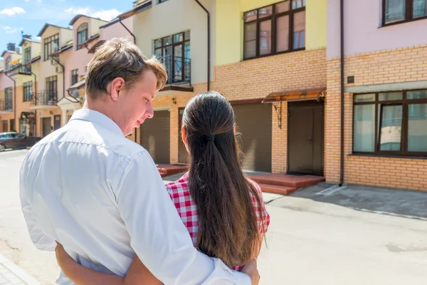 Liebendes Ehepaar beim Blick auf sein neues Zuhause — Stockfoto