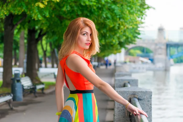 Bright beautiful woman near the river in the city — Stock Photo, Image