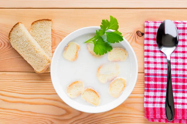 La sopa cremosa con los croutones en la escudilla a la mesa —  Fotos de Stock