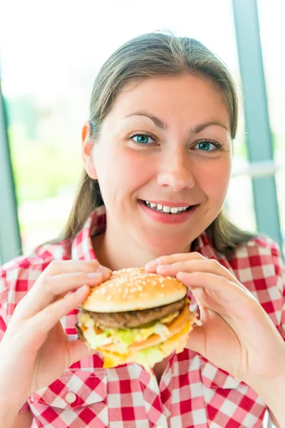 Feliz hermosa chica en el restaurante y comida rápida —  Fotos de Stock