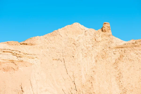 Colline de sable naturel ressemblait à la maison — Photo