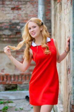 building yakınındaki sarışın saçlı güzel genç kadın