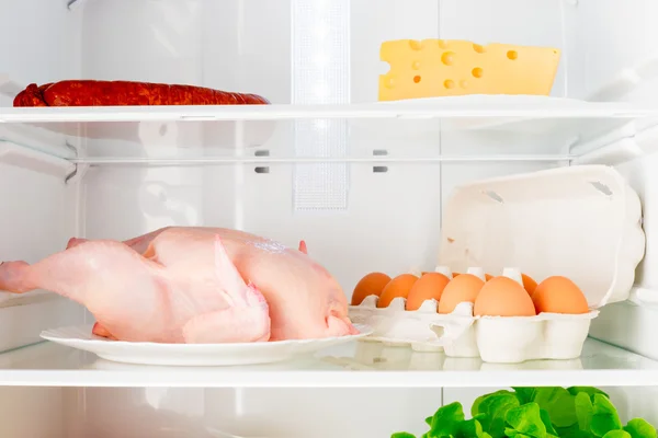 Vízszintes lövés a polcokon a hűtőben a friss élelmiszerek — Stock Fotó