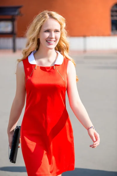 Menina alegre feliz andando pela rua — Fotografia de Stock