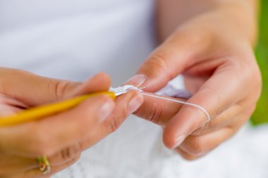 tığ işi kancalar ve pamuk iplik ile eller yakın çekim