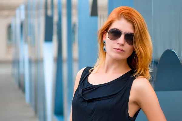 Retrato de una joven de moda en la ciudad —  Fotos de Stock